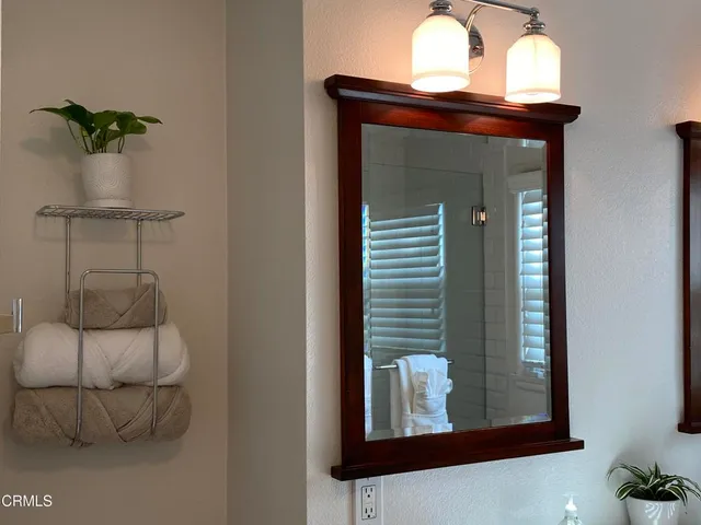 a view of entryway with sitting area