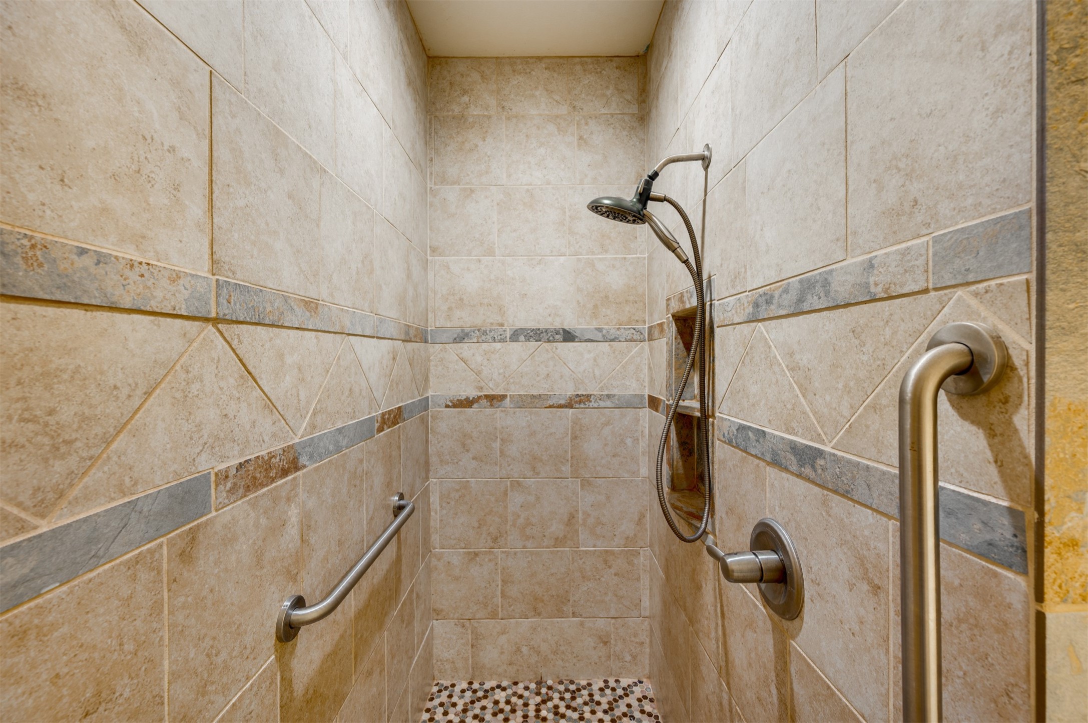 531 County Road 3501 Cuney, TX 75759 - Photo 16 of 30 Removable shower wand and handle for easy entry and exit