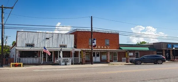 a view of a building and car parked