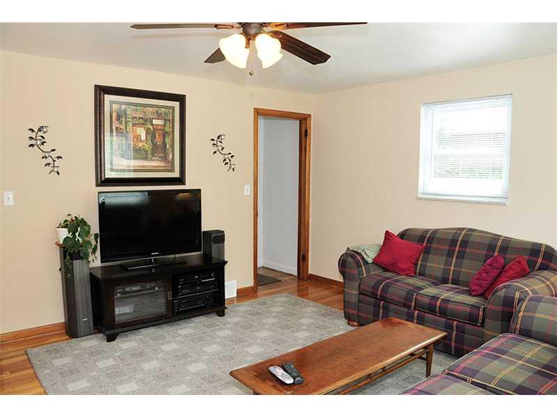 456 Rochester Road Pittsburgh, PA 15237 - Photo 3 of 16 Living Room.