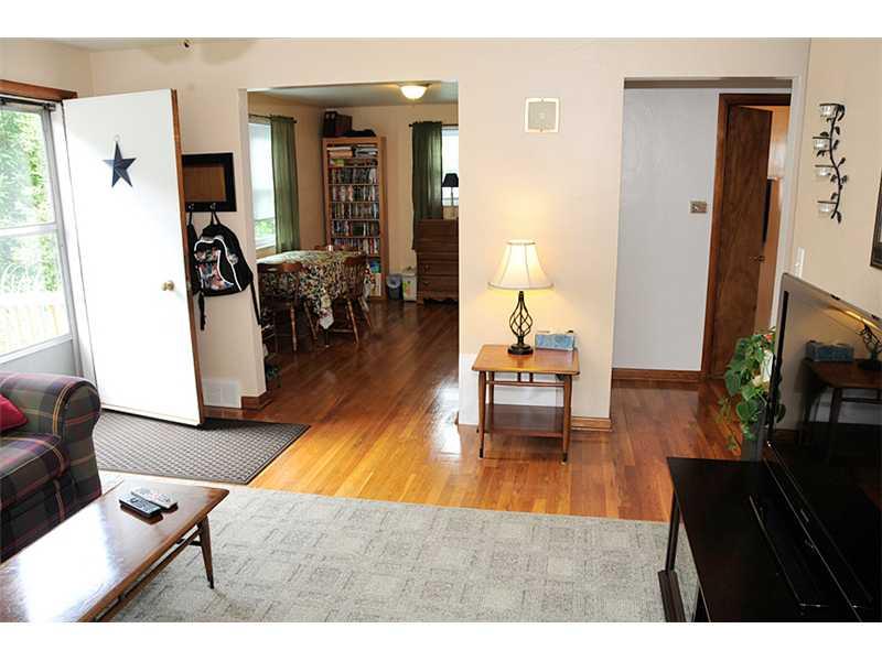 456 Rochester Road Pittsburgh, PA 15237 - Photo 4 of 16 Living Room. Beautiful Hardwood Floors!