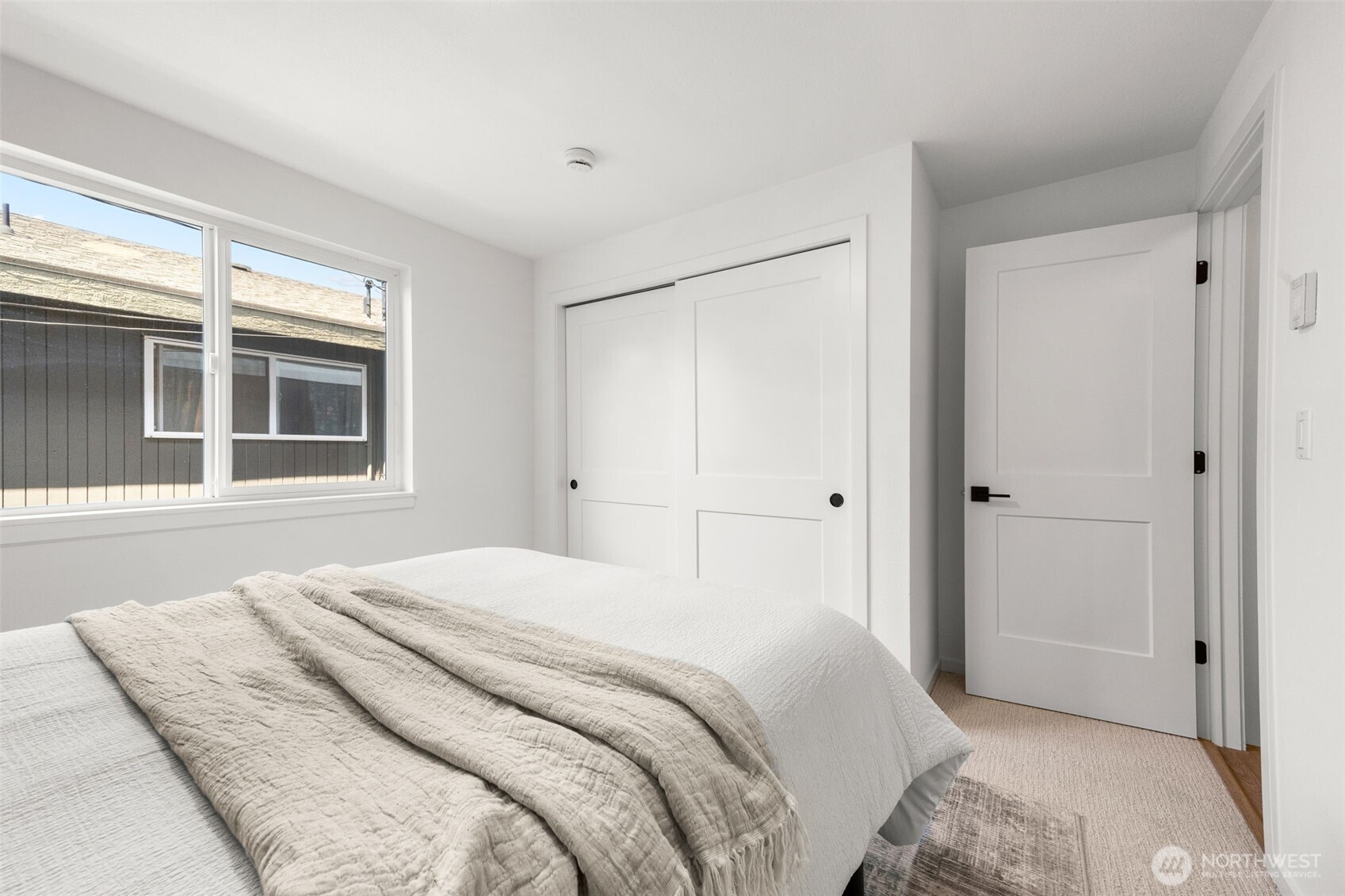 9526 Interlake Avenue North Seattle, WA 98103 - Photo 13 of 34