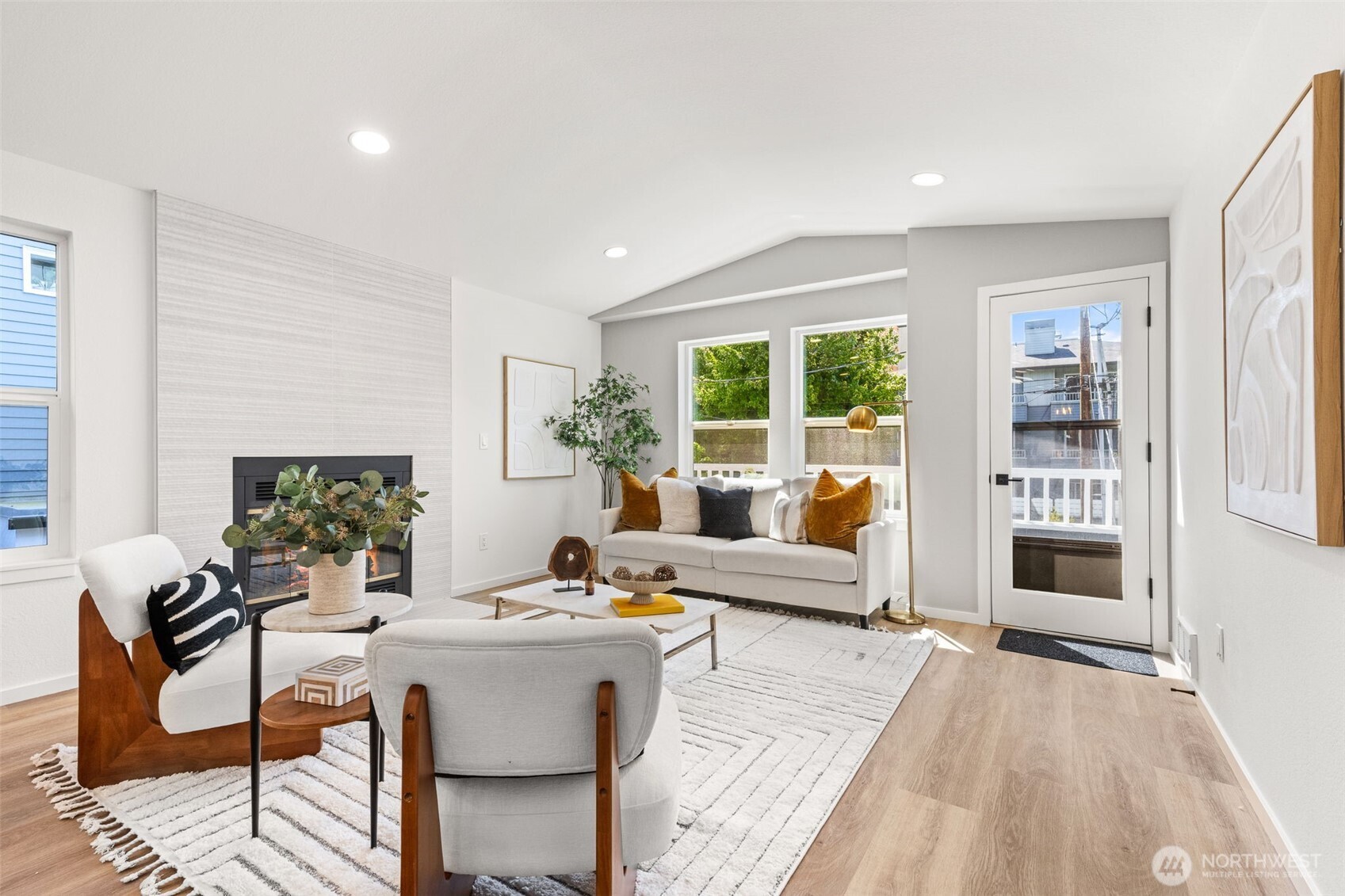 9526 Interlake Avenue North Seattle, WA 98103 - Photo 14 of 34