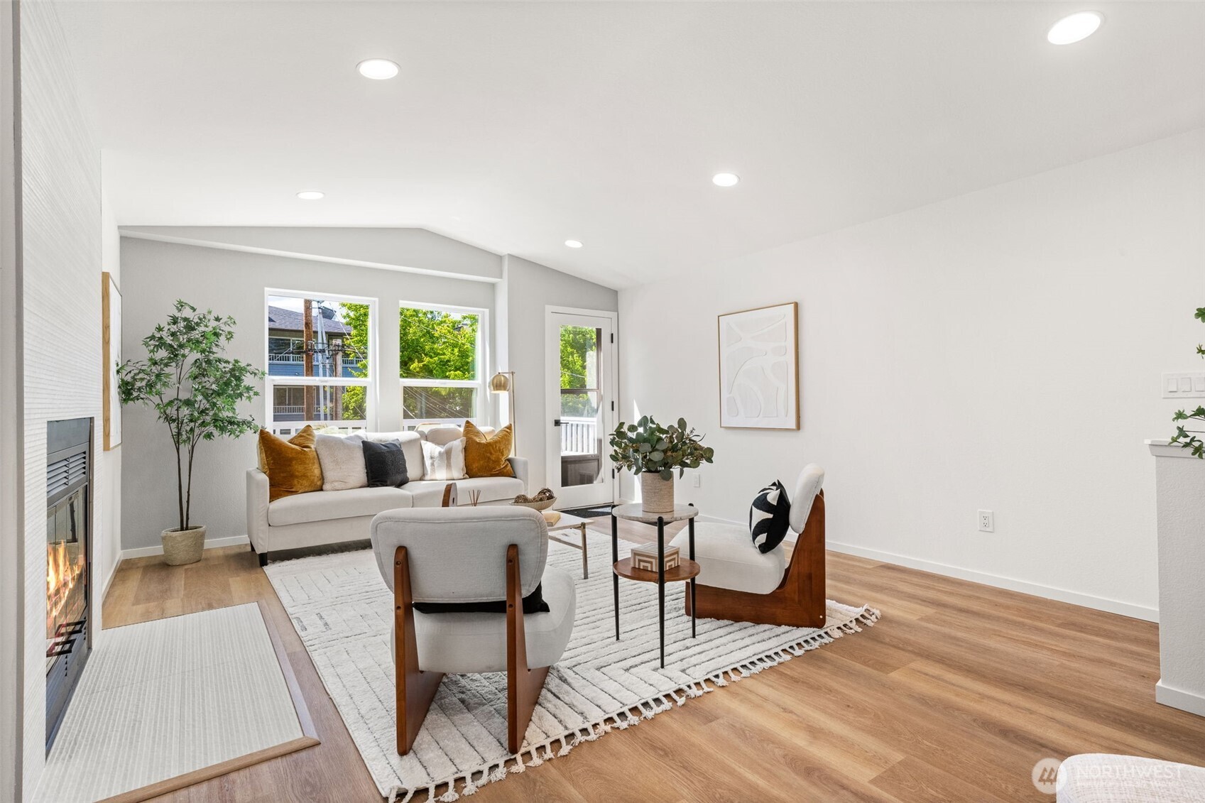 9526 Interlake Avenue North Seattle, WA 98103 - Photo 17 of 34