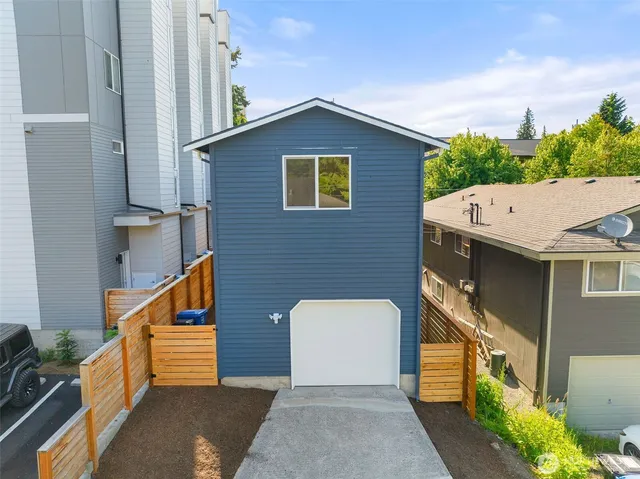 $720,000 | 9526 Interlake Avenue North, Seattle, WA 98103