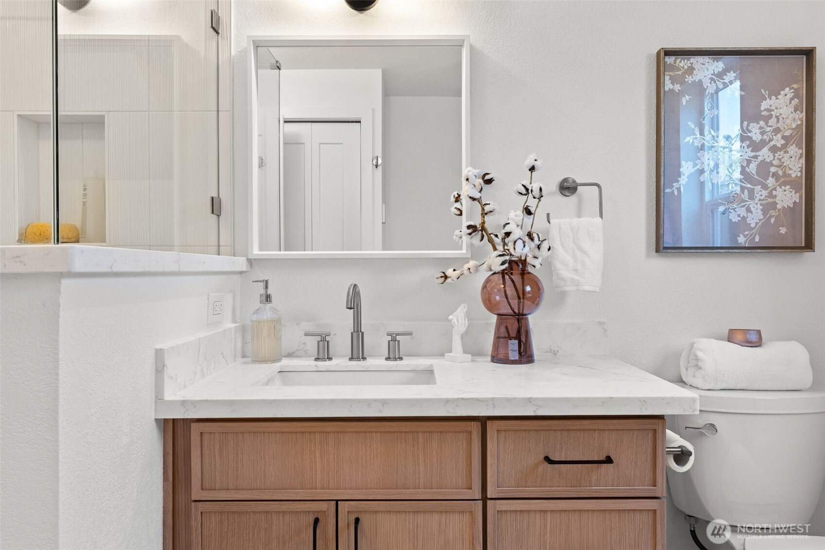 9526 Interlake Avenue North Seattle, WA 98103 - Photo 9 of 34