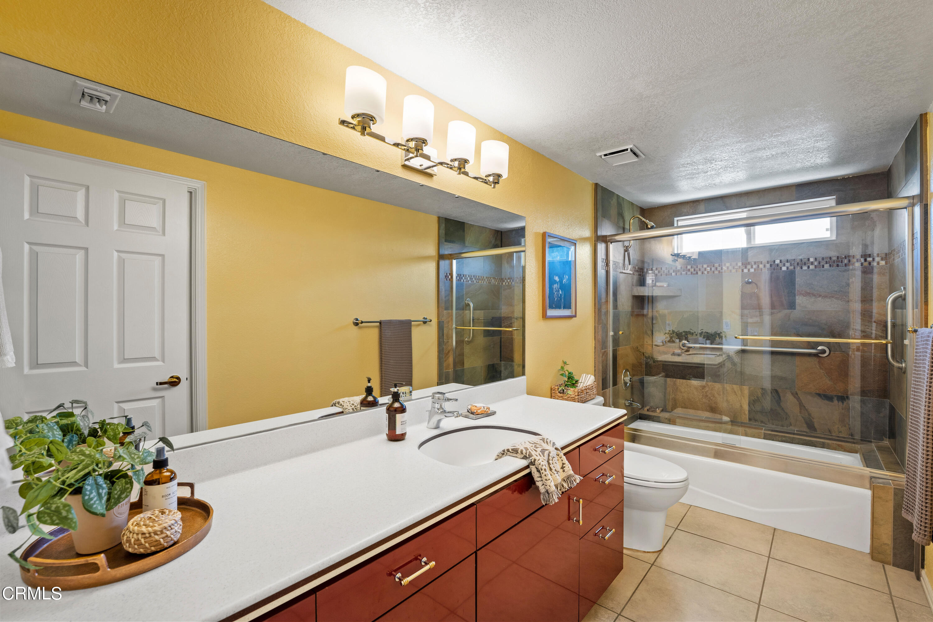 531 Ridgeline Drive Oak View, CA 93022 - Photo 22 of 36 a bathroom with a tub sink and mirror