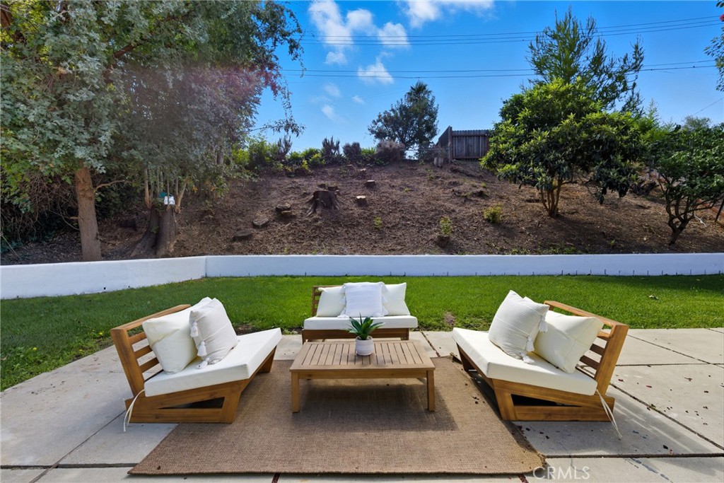 226 Tennyson Street Thousand Oaks, CA 91360 - Photo 22 of 27 an outdoor sitting area with chairs and a table