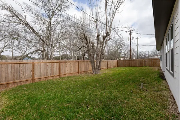$2,250 | 7430 Avenue East, Beasley, TX 77417