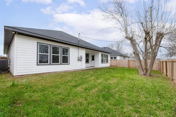 $2,250 | 7430 Avenue East, Beasley, TX 77417