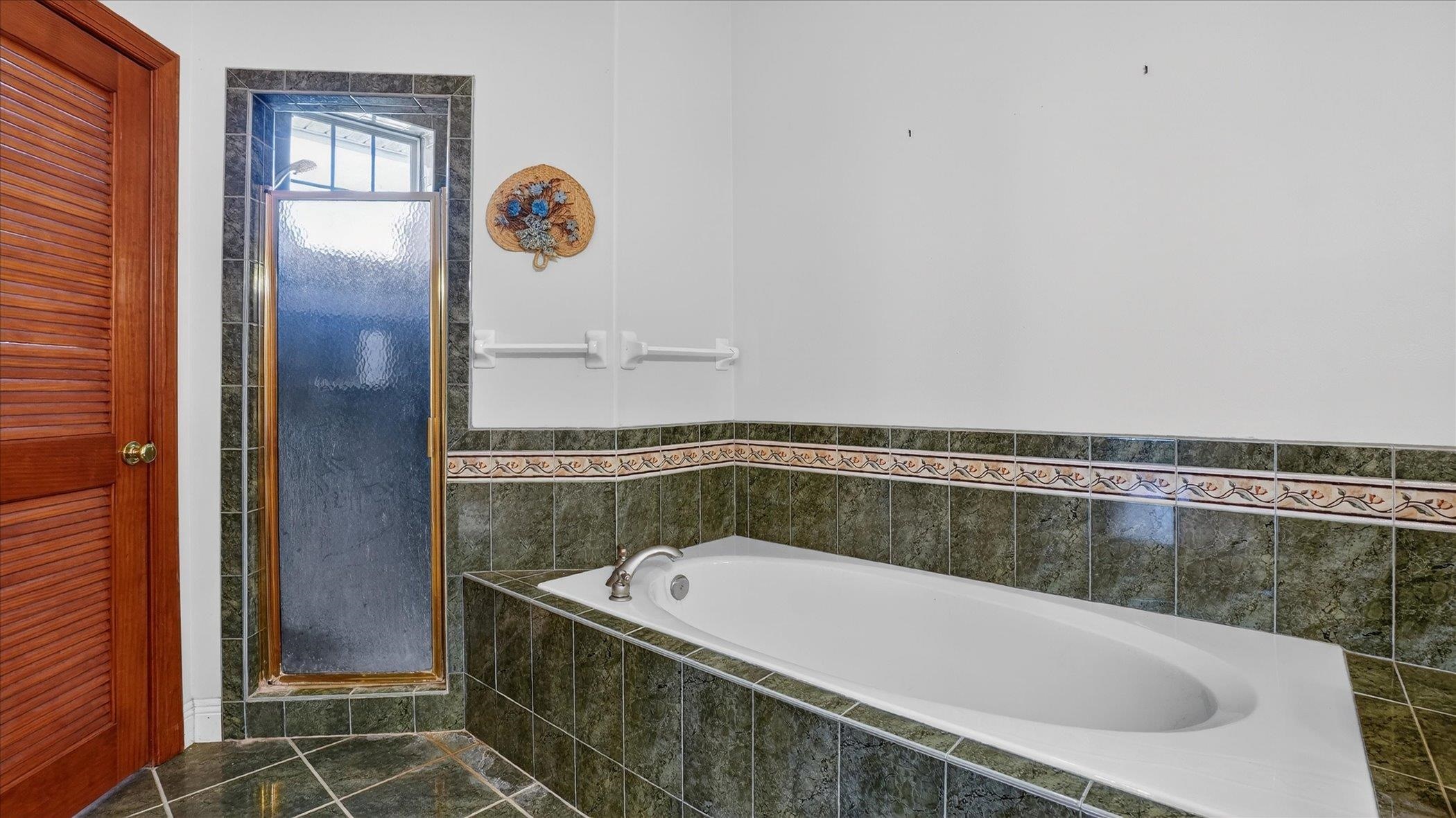 453 Federal Point Road East Palatka, FL 32131 - Photo 33 of 68 a bathroom with a tub and mirror