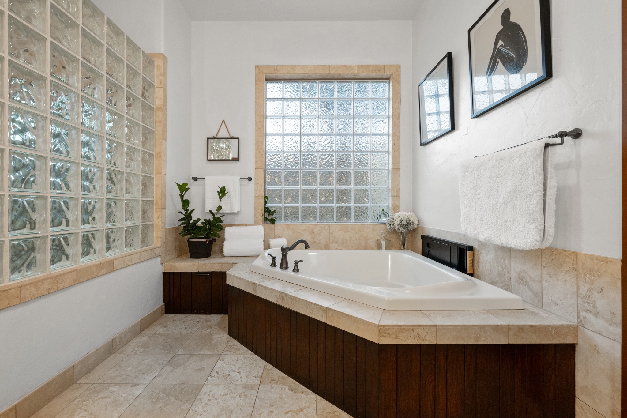 407 Hurst Creek Road Lakeway, TX 78734 - Photo 18 of 40 Corner bathtub is a great place to soak in the day!