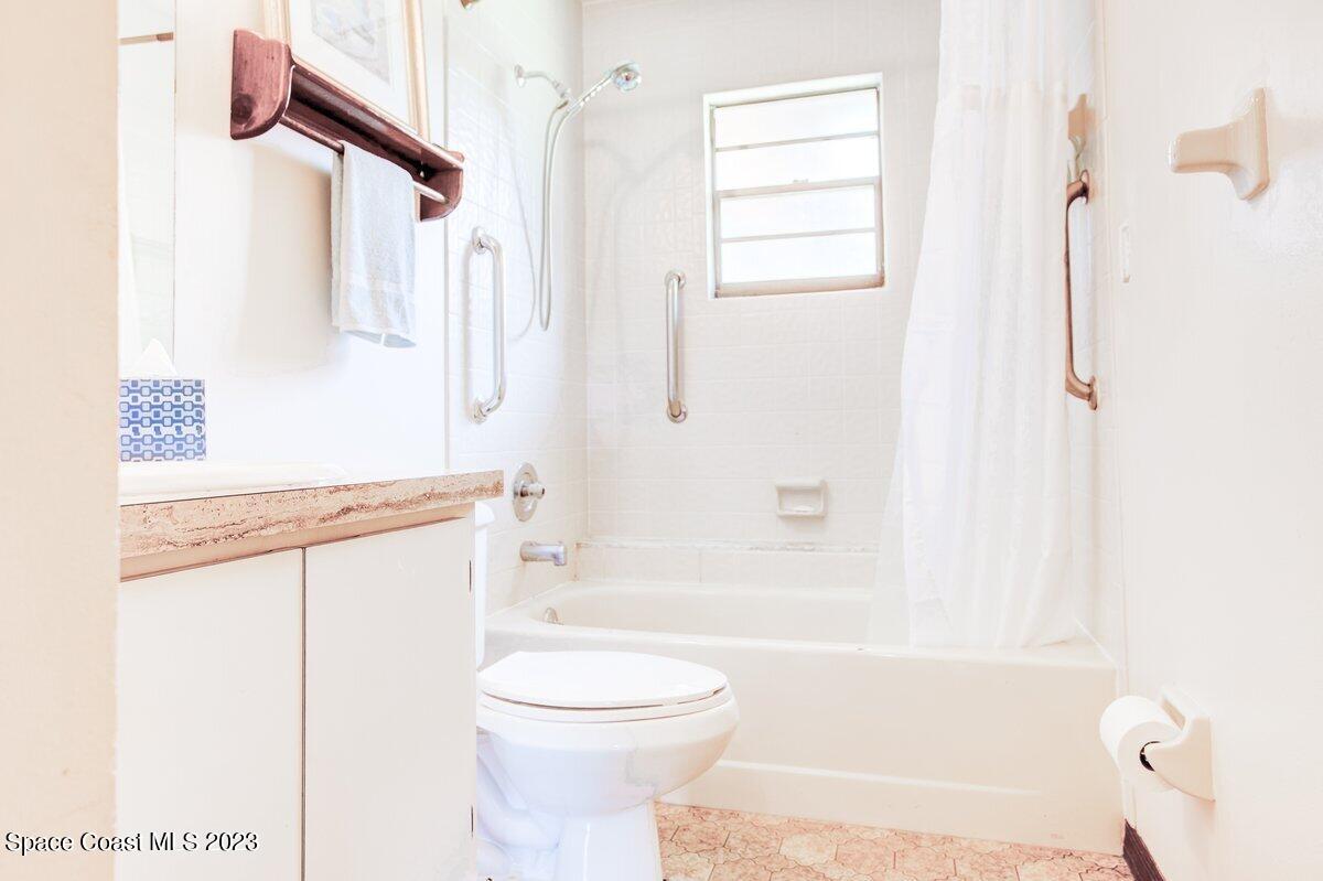 2160 Stewart Road Melbourne, FL 32935 - Photo 6 of 18 a bathroom with a toilet a sink and a bathtub