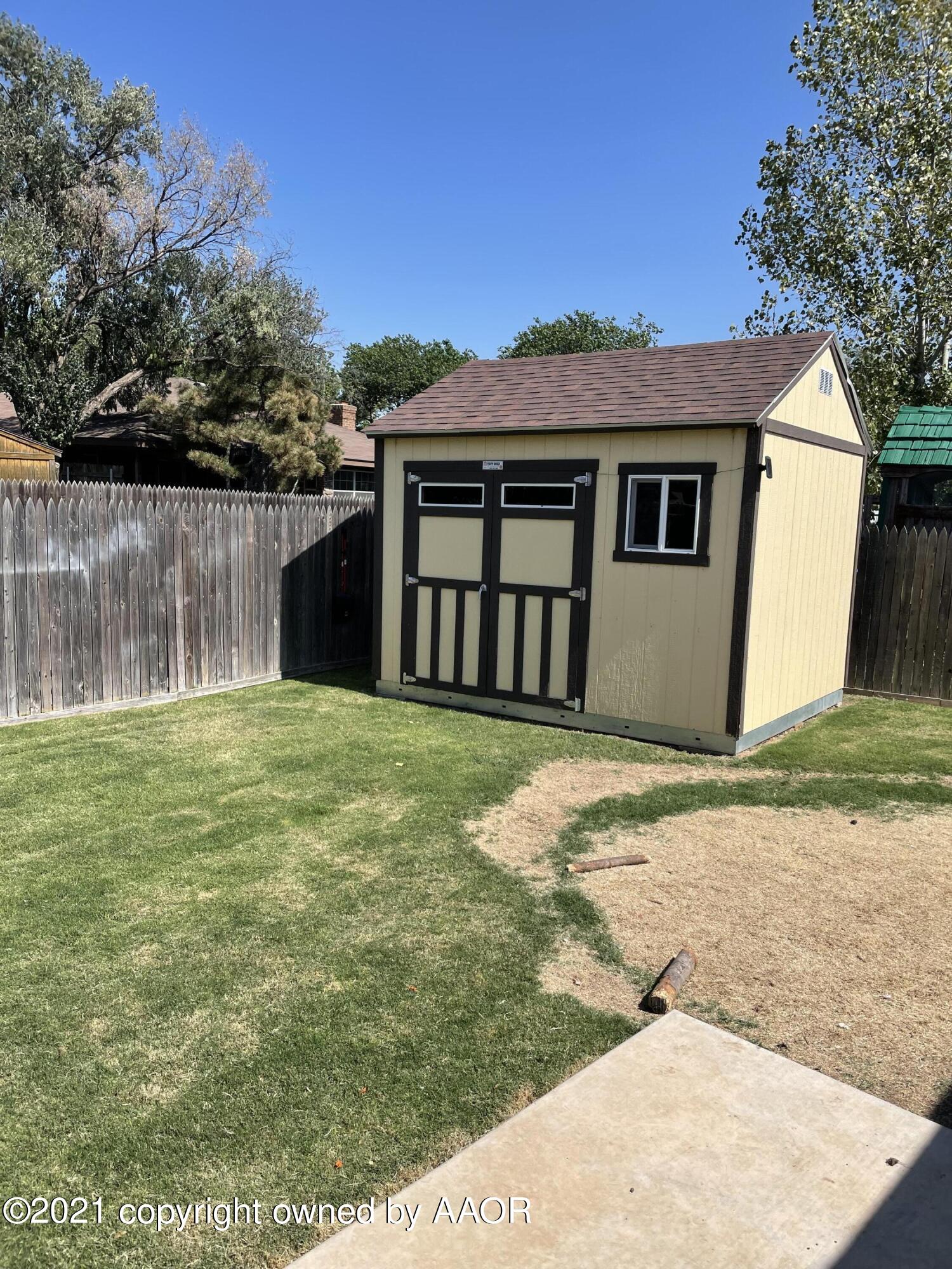 6101 Shawnee Trail Amarillo, TX 79109 - Photo 19 of 20 a backyard of a house with table and chairs