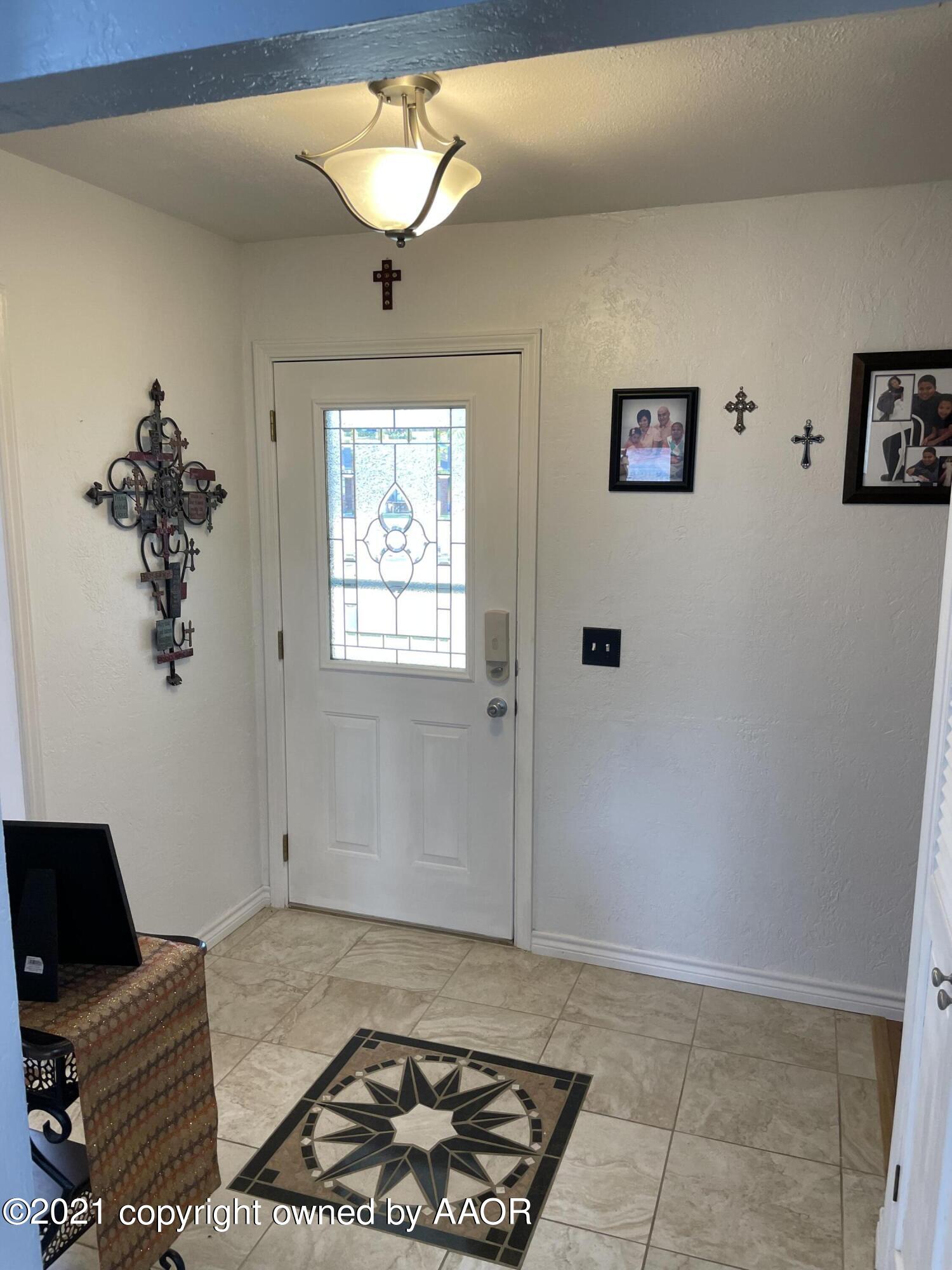 6101 Shawnee Trail Amarillo, TX 79109 - Photo 3 of 20 a view of a livingroom with a window