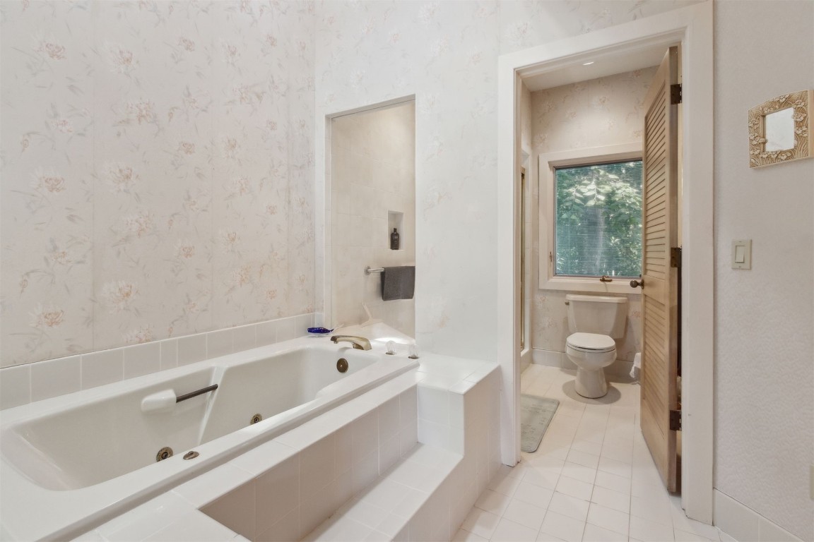 75 Marsh Creek Road Fernandina Beach, FL 32034 - Photo 24 of 42 a bathroom with a bathtub and a toilet