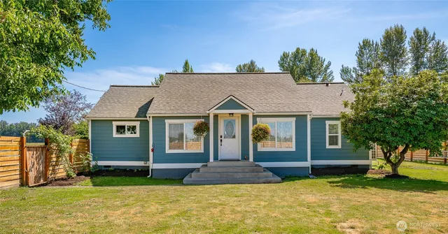 a view of a house with a yard
