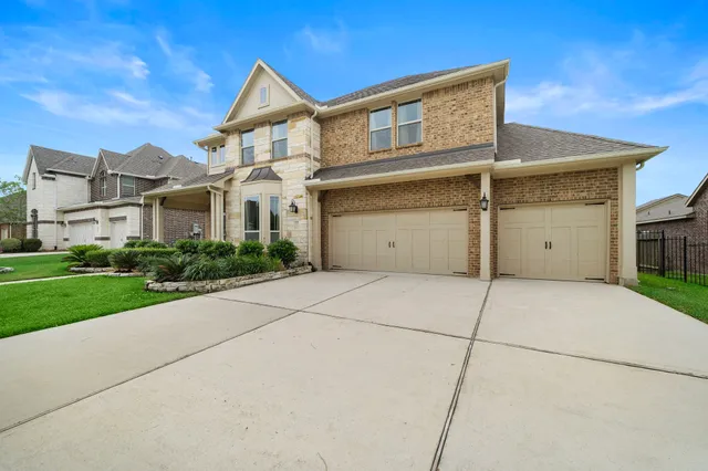 a view of house and yard