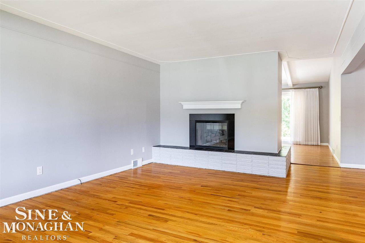 988 Canterbury Road Grosse Pointe, MI 48236 - Photo 6 of 25 50074640-5.JPG