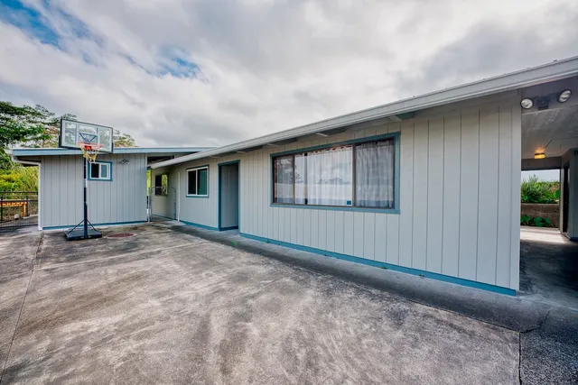 a view of a backyard