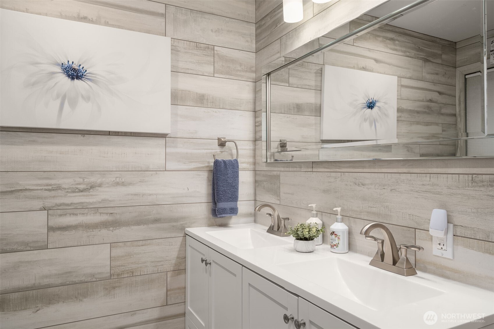7909 Fern Glen Road Lake Stevens, WA 98258 - Photo 23 of 40 a bathroom with a sink and a mirror
