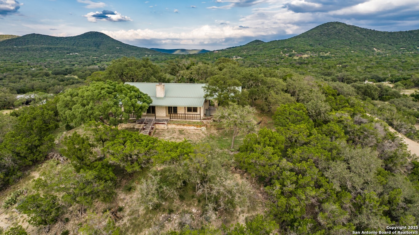 a view of a back yard