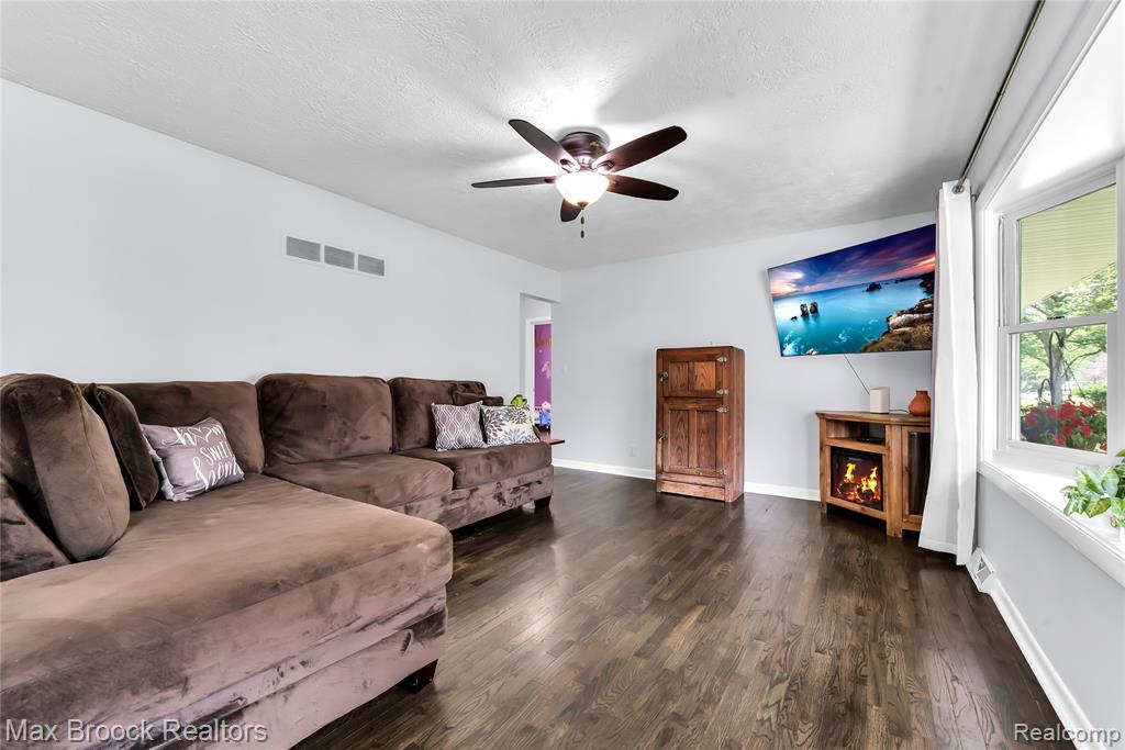 6001 Riverside Drive Jackson, MI 49201 - Photo 5 of 42