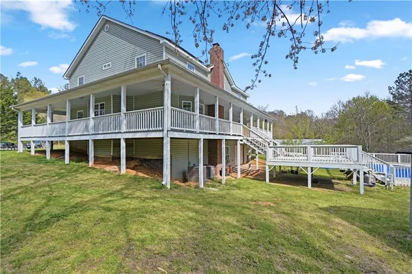 a view of a house with a yard