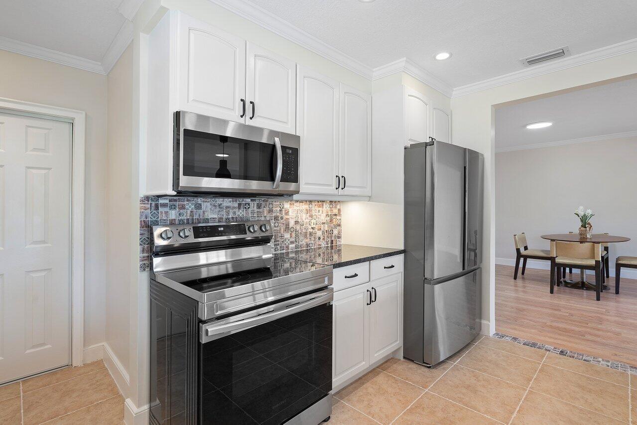 658 West Palmetto Park Road Boca Raton, FL 33486 - Photo 21 of 37 013-658WestPalmettoParkRoad-BocaRaton-FL