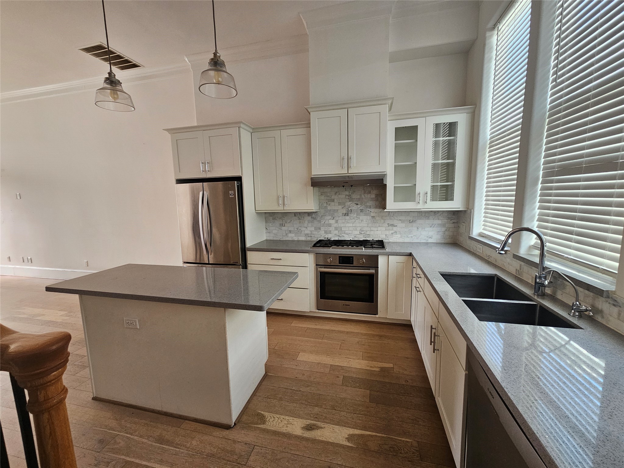 9633 Riddlewood Lane Houston, TX 77025 - Photo 2 of 25 Gallery Image 2