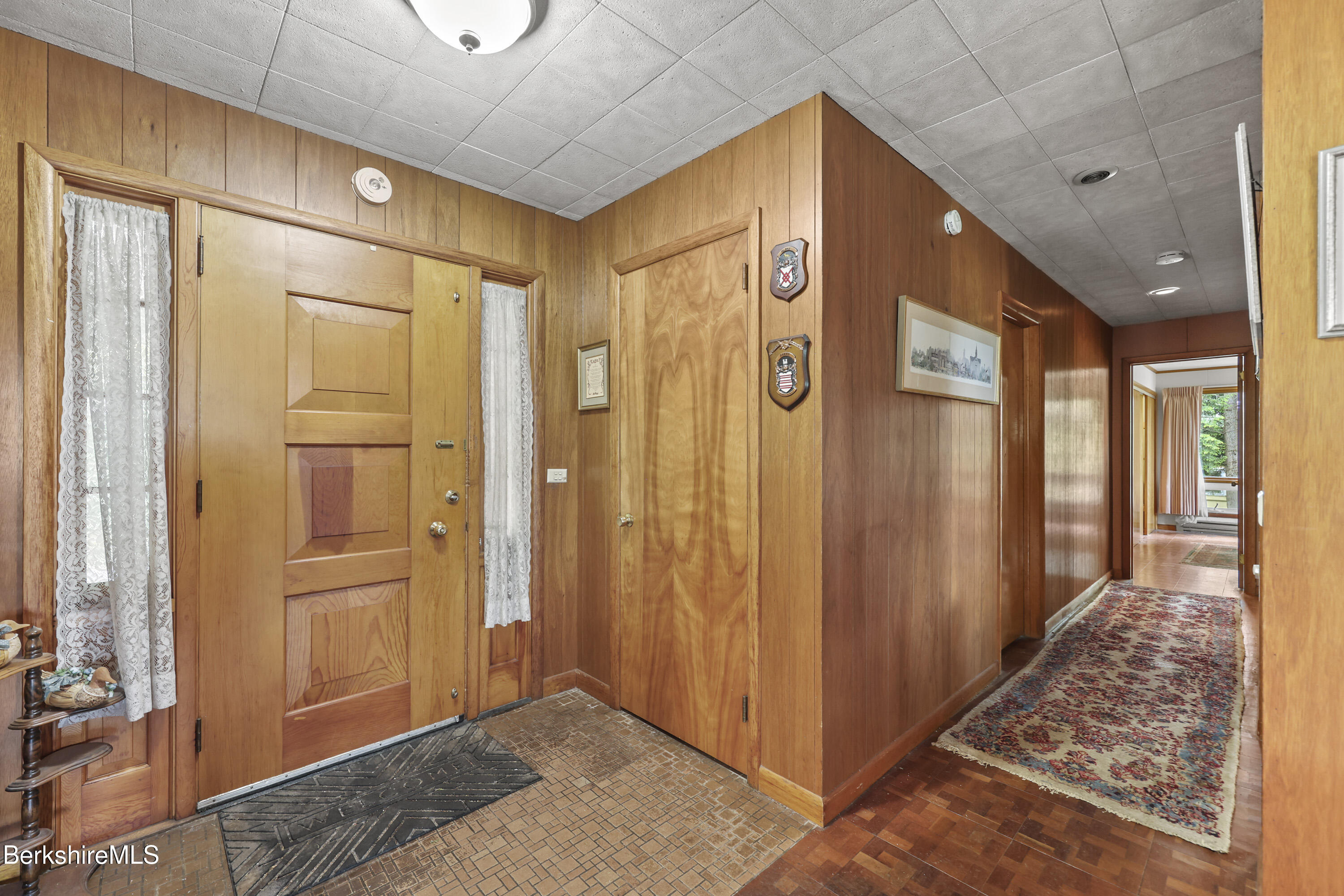 144 Kittredge Road Pittsfield, MA 01201 - Photo 9 of 50 Foyer