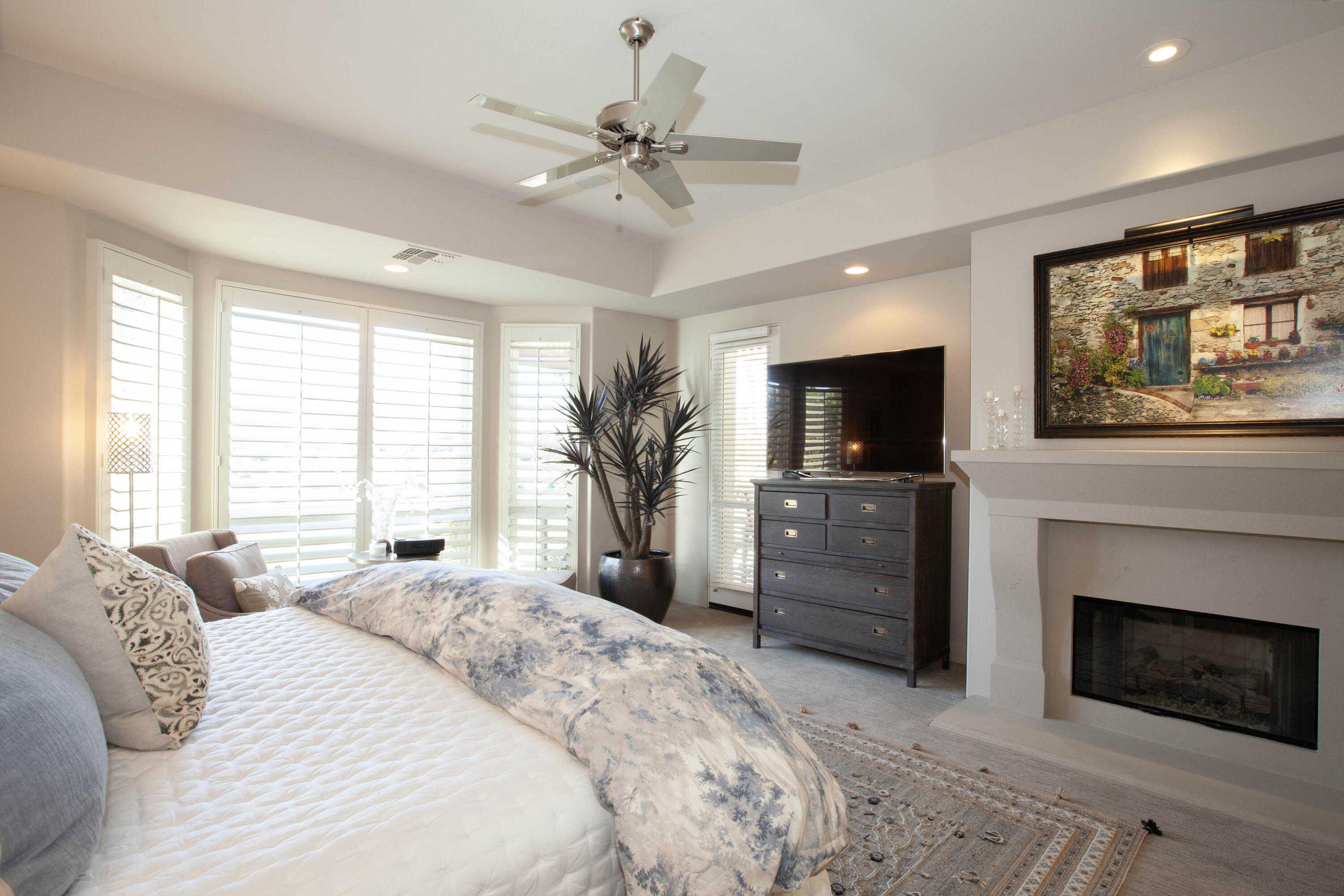 49487 Vía Conquistador La Quinta, CA 92253 - Photo 34 of 49 a bedroom with a bed and a flat screen tv