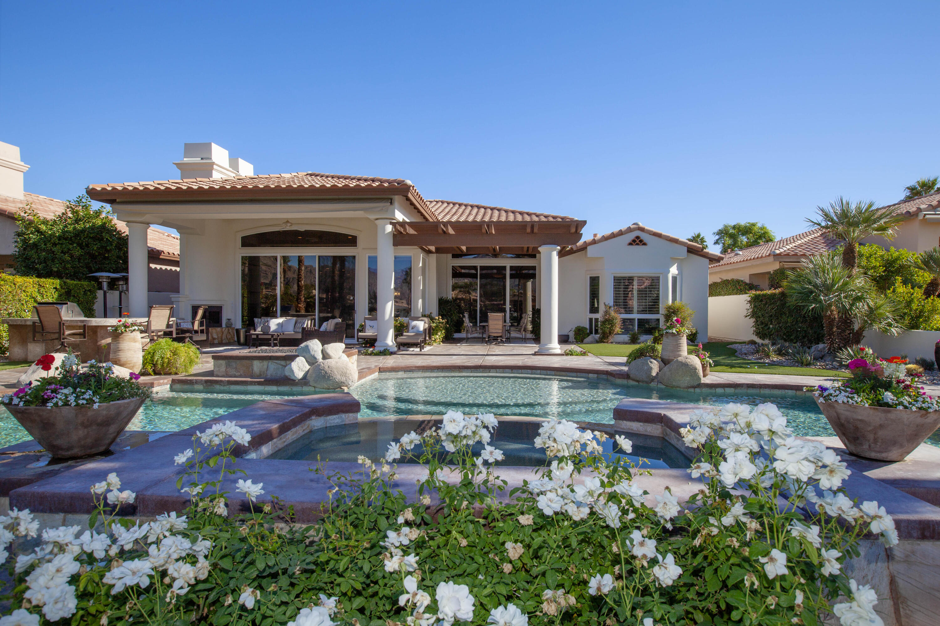 49487 Vía Conquistador La Quinta, CA 92253 - Photo 8 of 49 a view of a house with fountain in front of it
