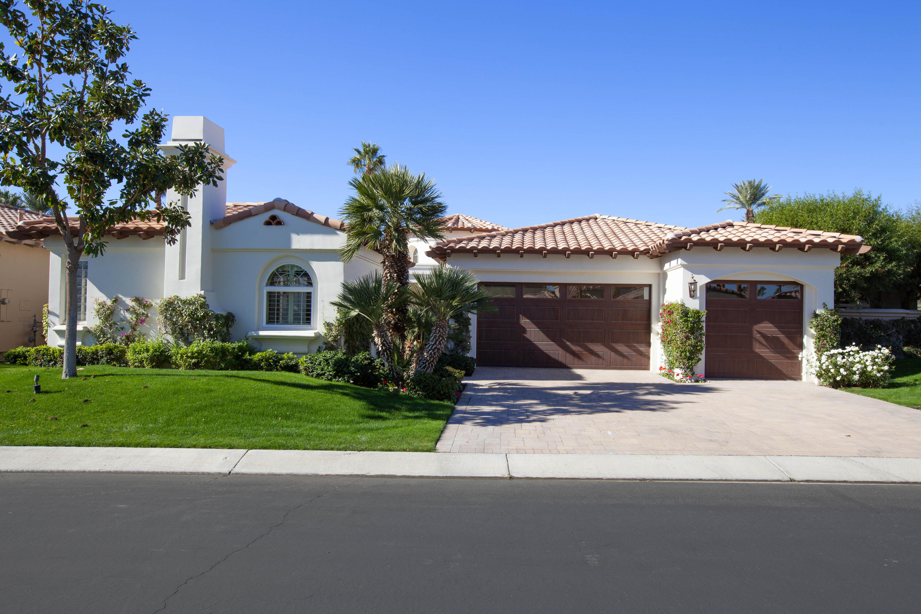 49487 Vía Conquistador La Quinta, CA 92253 - Photo 10 of 49 a front view of a house with a garden and plants