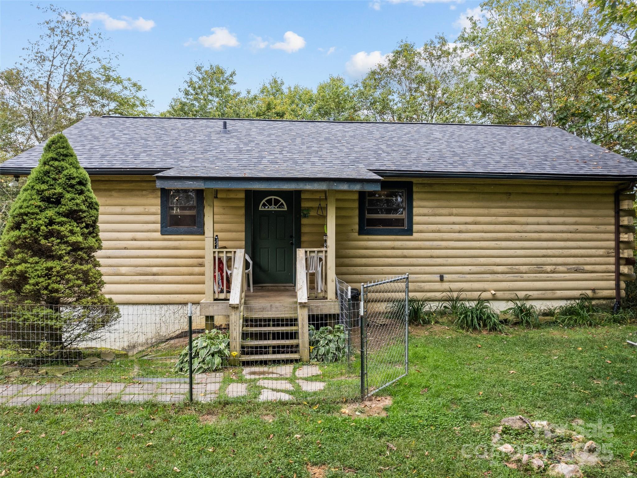 173 Blizzard Ridge Maggie Valley, NC 28751 - Photo 25 of 37 a backyard of a house with table and chairs