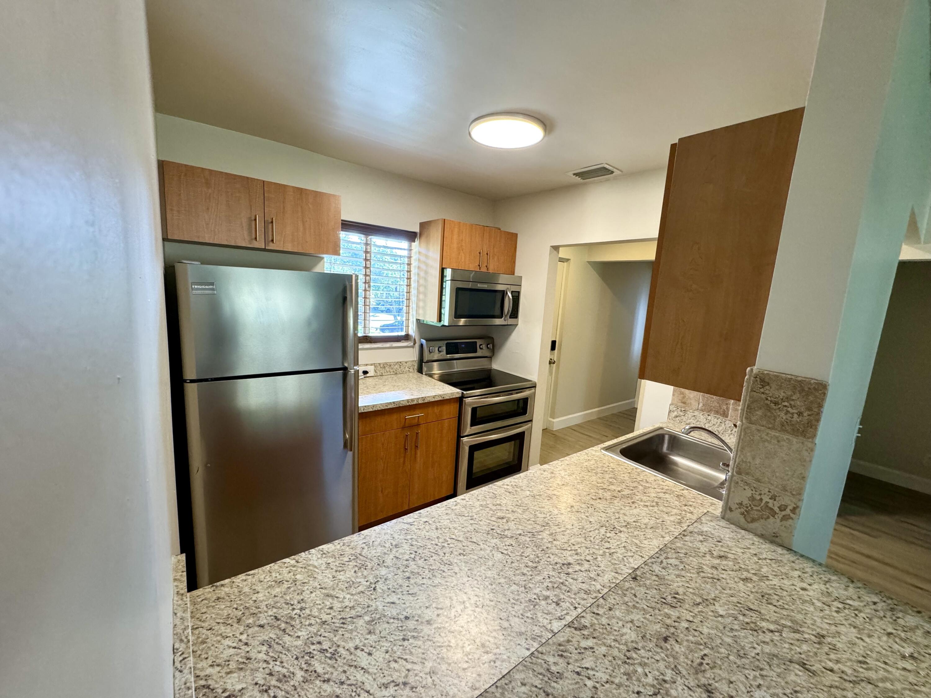 836 Southwest 9th St Circle, Unit 201 Boca Raton, FL 33486 - Photo 4 of 11 Kitchen-