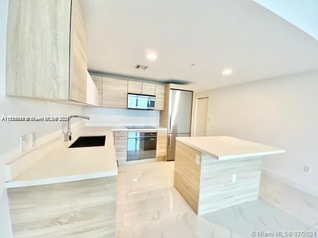 $549,000 | 16385 Biscayne Boulevard, Unit 702, North Miami Beach, FL 33160