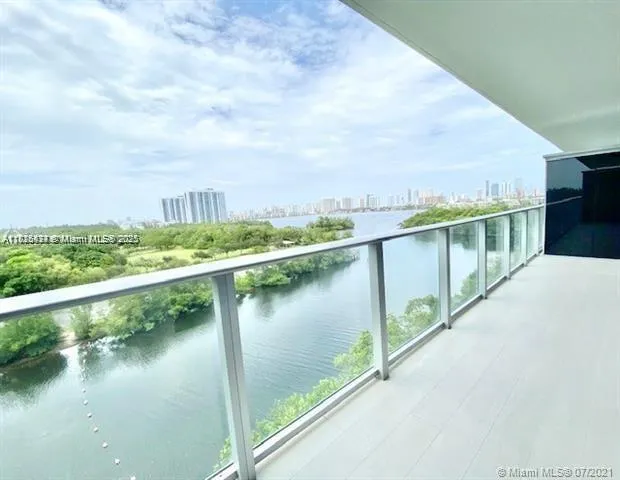 $549,000 | 16385 Biscayne Boulevard, Unit 702, North Miami Beach, FL 33160