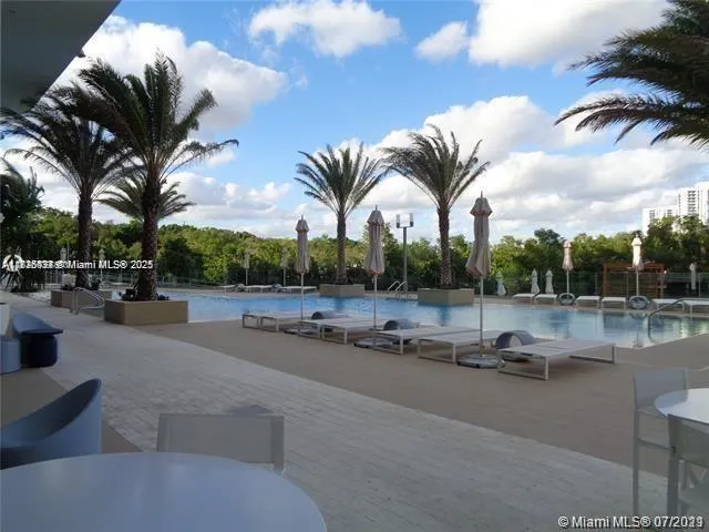 $549,000 | 16385 Biscayne Boulevard, Unit 702, North Miami Beach, FL 33160