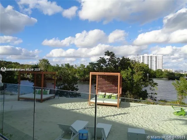 $549,000 | 16385 Biscayne Boulevard, Unit 702, North Miami Beach, FL 33160