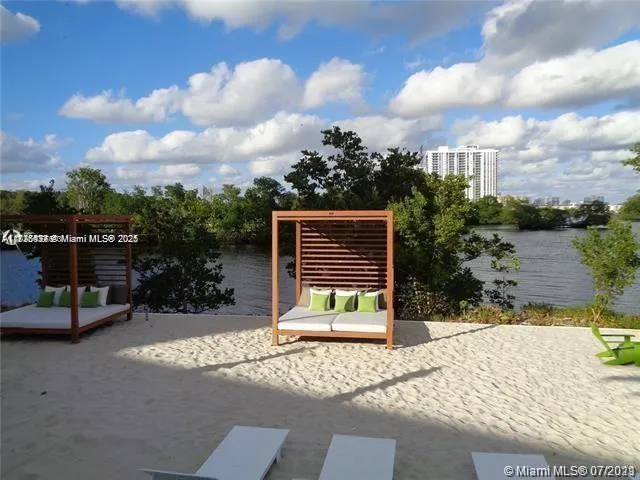 $549,000 | 16385 Biscayne Boulevard, Unit 702, North Miami Beach, FL 33160