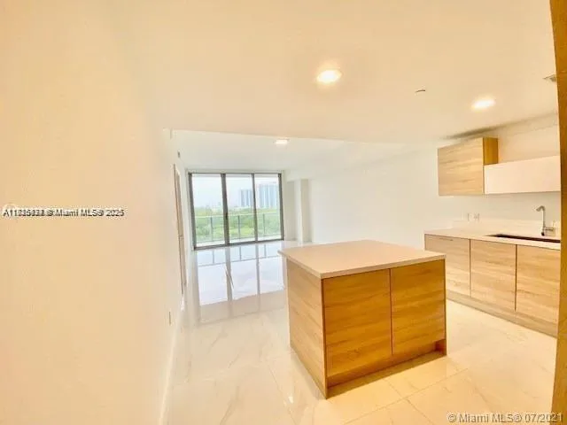 $549,000 | 16385 Biscayne Boulevard, Unit 702, North Miami Beach, FL 33160