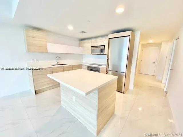 $549,000 | 16385 Biscayne Boulevard, Unit 702, North Miami Beach, FL 33160