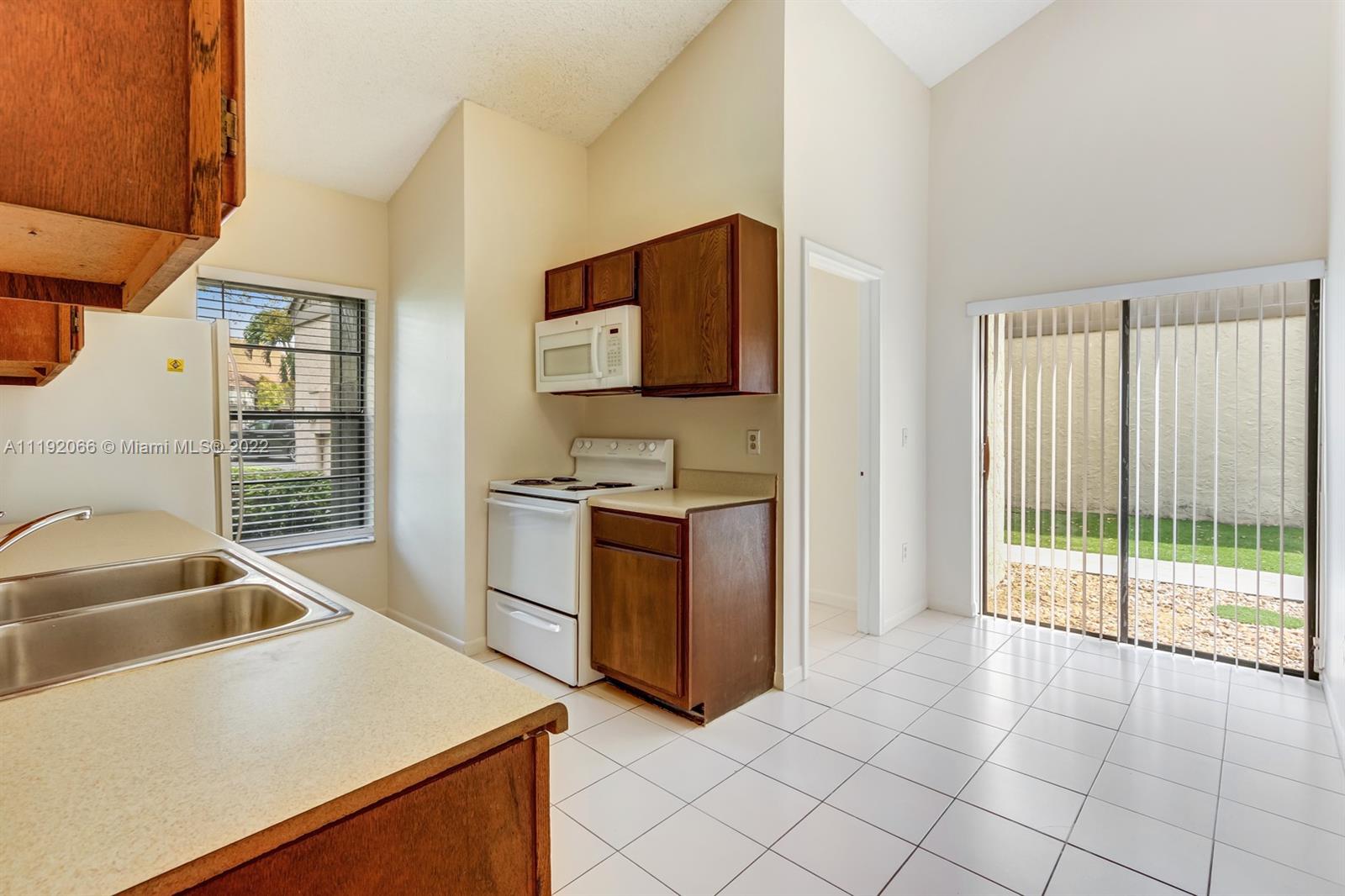 7528 Southwest 95th Place Miami, FL 33173 - Photo 4 of 14