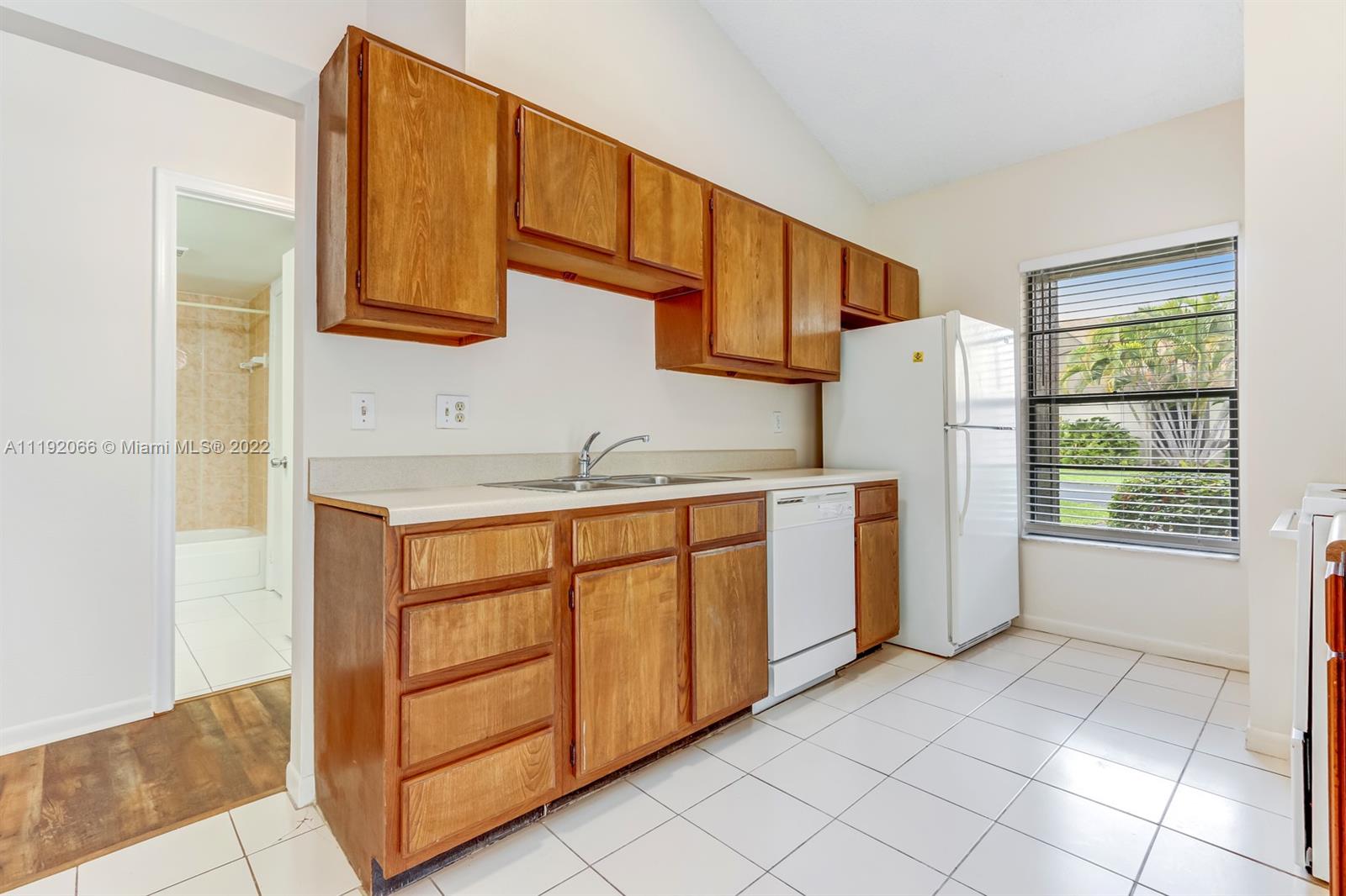 7528 Southwest 95th Place Miami, FL 33173 - Photo 5 of 14