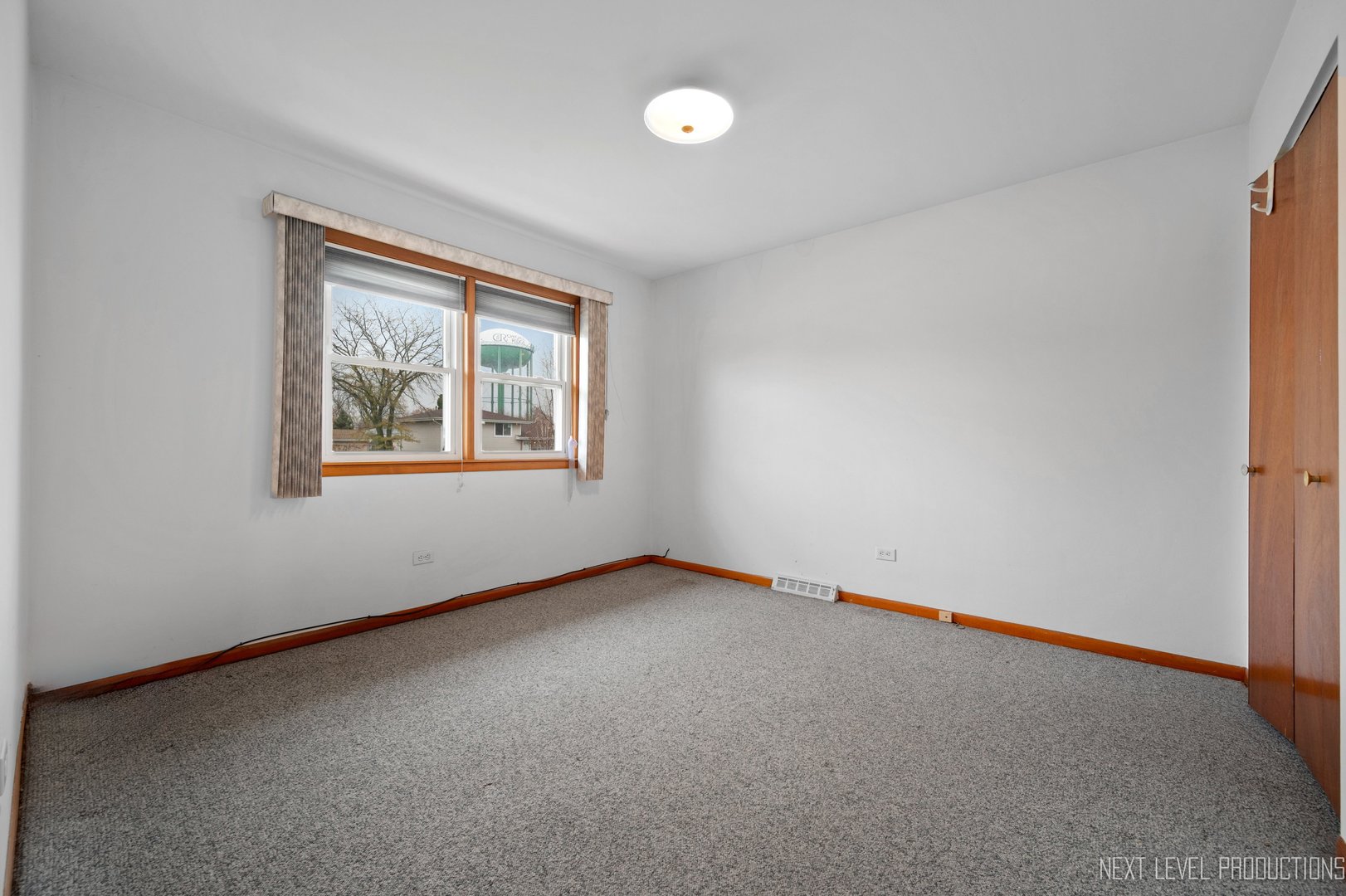 10336 Leslie Lane Chicago Ridge, IL 60415 - Photo 12 of 28 an empty room with windows