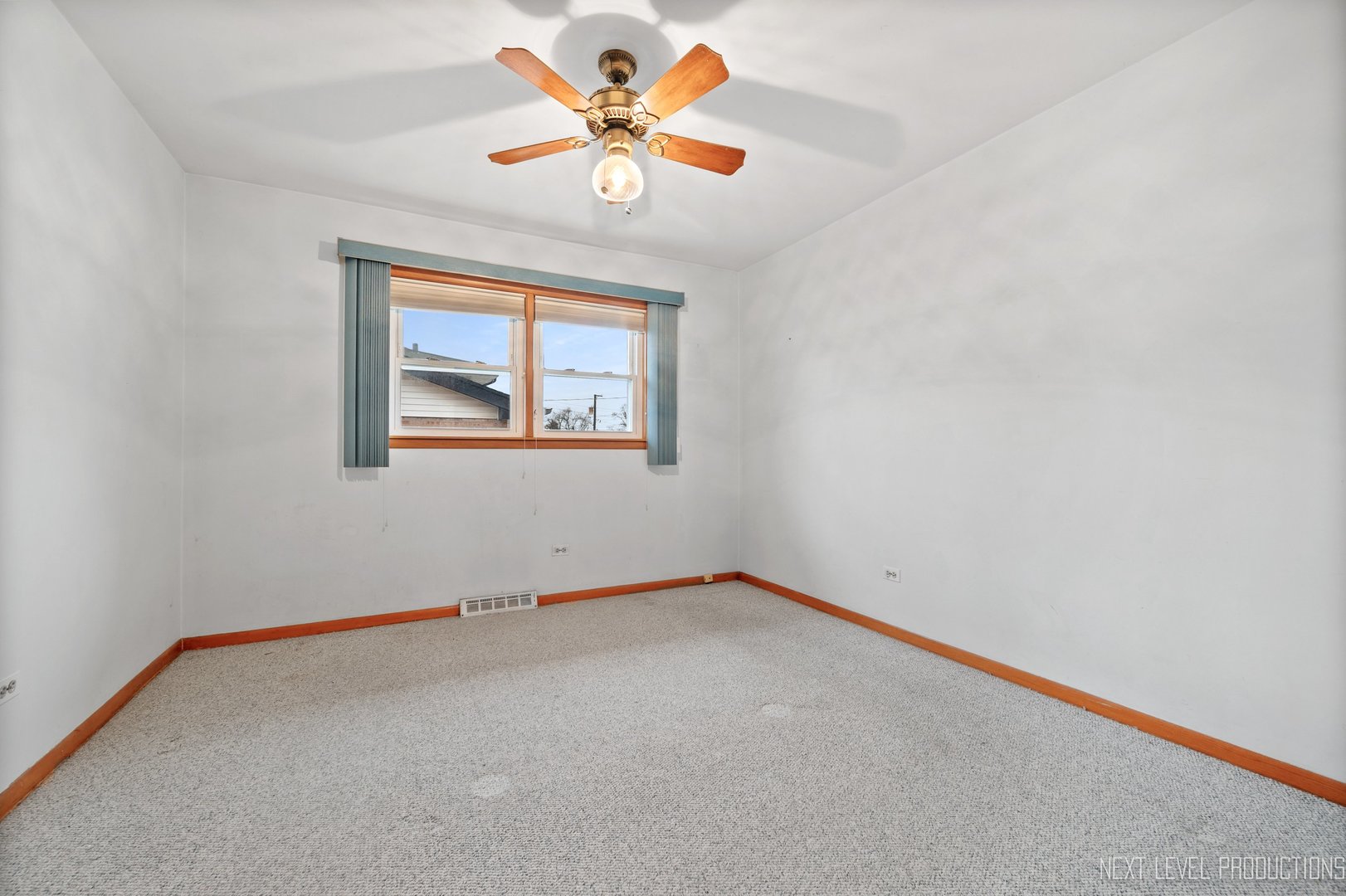 10336 Leslie Lane Chicago Ridge, IL 60415 - Photo 14 of 28 an empty room with a window