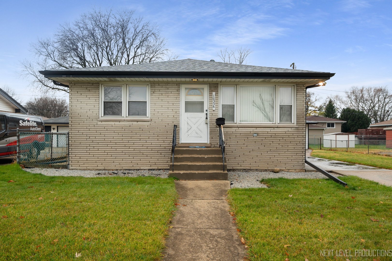 10336 Leslie Lane Chicago Ridge, IL 60415 - Photo 2 of 28 a view of a house with a garden