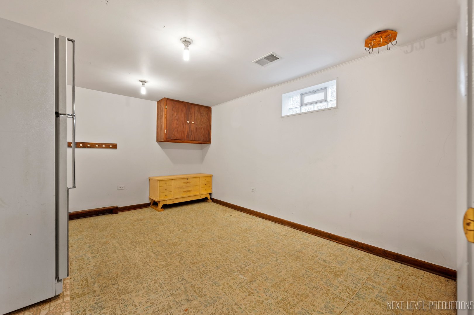 10336 Leslie Lane Chicago Ridge, IL 60415 - Photo 21 of 28 a view of an empty room with a window