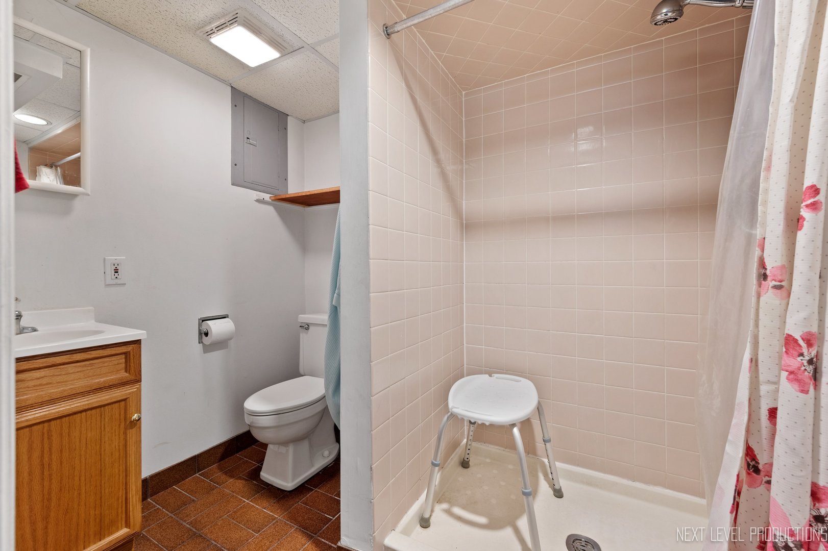 10336 Leslie Lane Chicago Ridge, IL 60415 - Photo 24 of 28 a bathroom with a toilet and a shower
